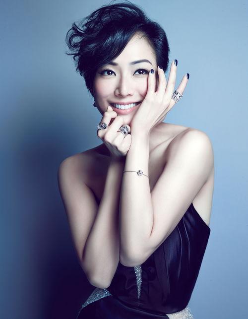 娱乐吃瓜戴手环的女明星,揭秘戴手环女明星的吃瓜生活