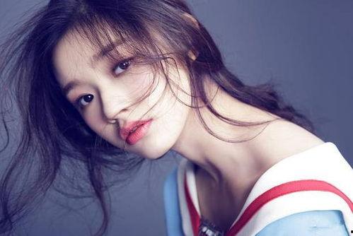 娱乐吃瓜女艺人官宣微博,吃瓜女艺人官宣微博，神秘男友身份引热议”